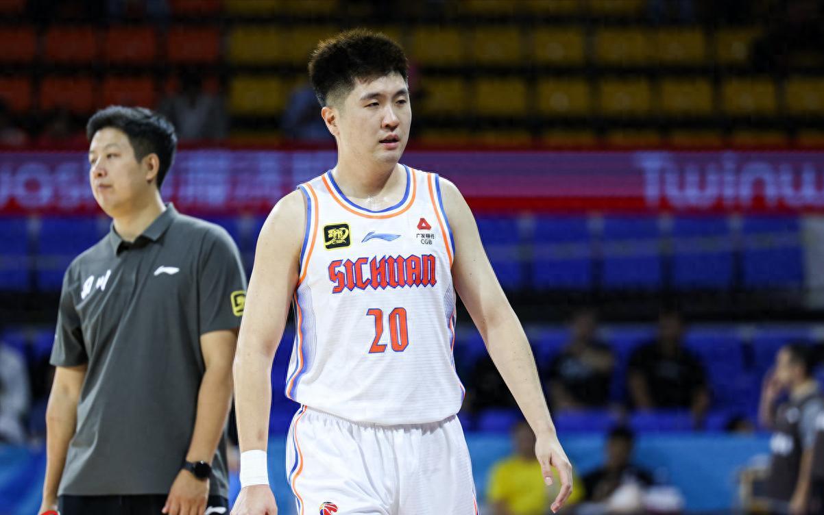 kaiyun-杜锋爱徒加盟NBL，新疆后卫伤势接近郭艾伦，杨舒予成女篮队长