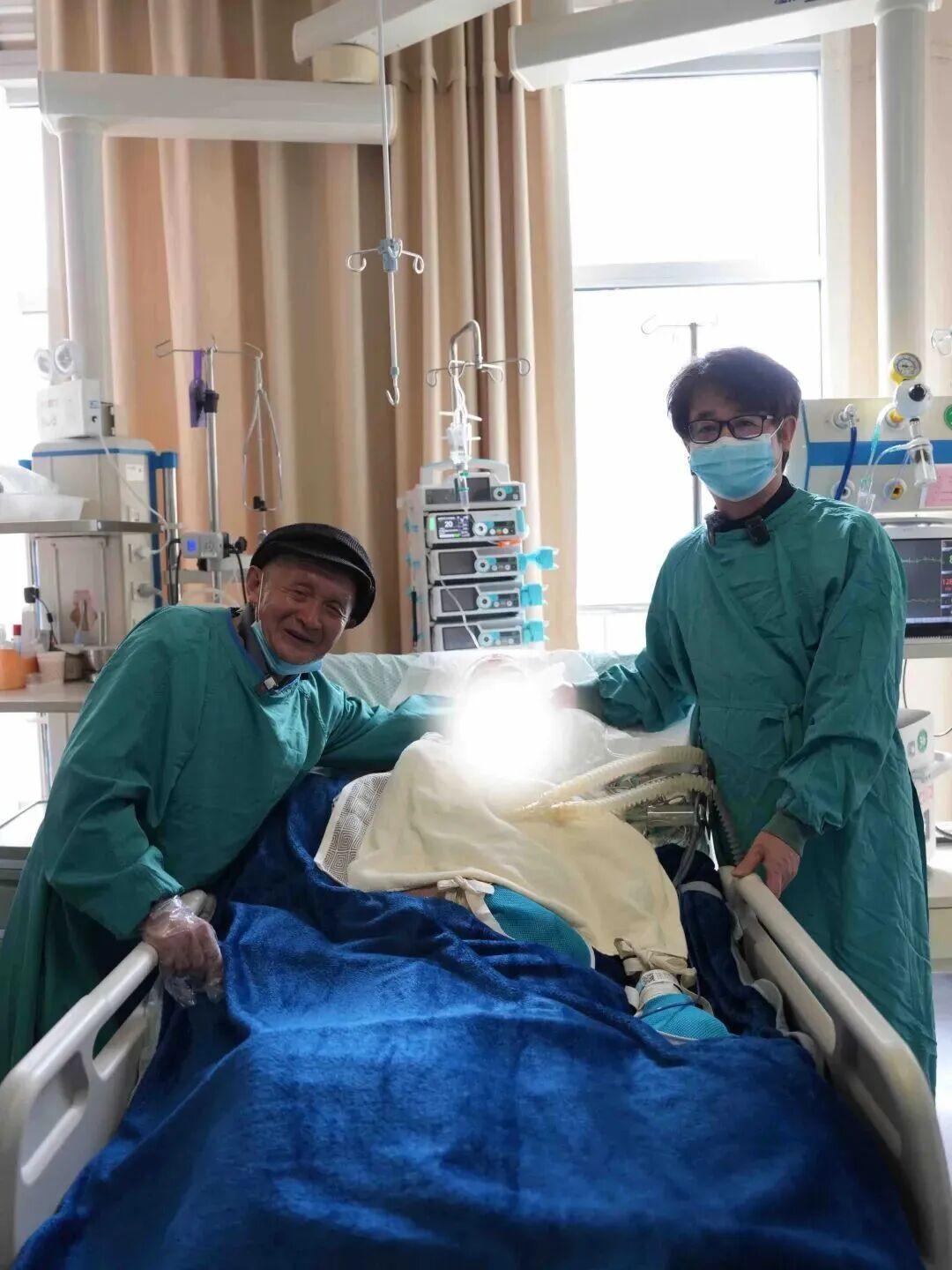 开云APP-“老太婆走了，以后不可能再有快乐两个字了……”浙江81岁陈老伯在105天跨海探病的坚持后，含泪送别了ICU中的老伴，“她想给我减轻负担”